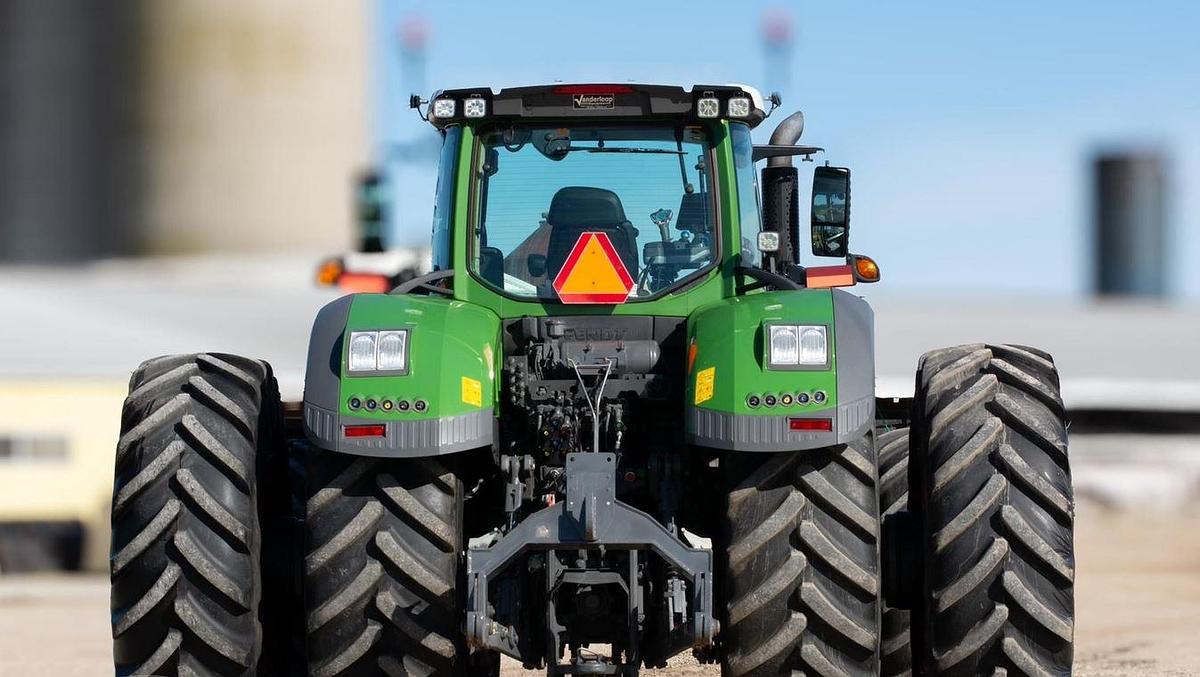 Used 2021 FENDT 1042 VARIO Tractor