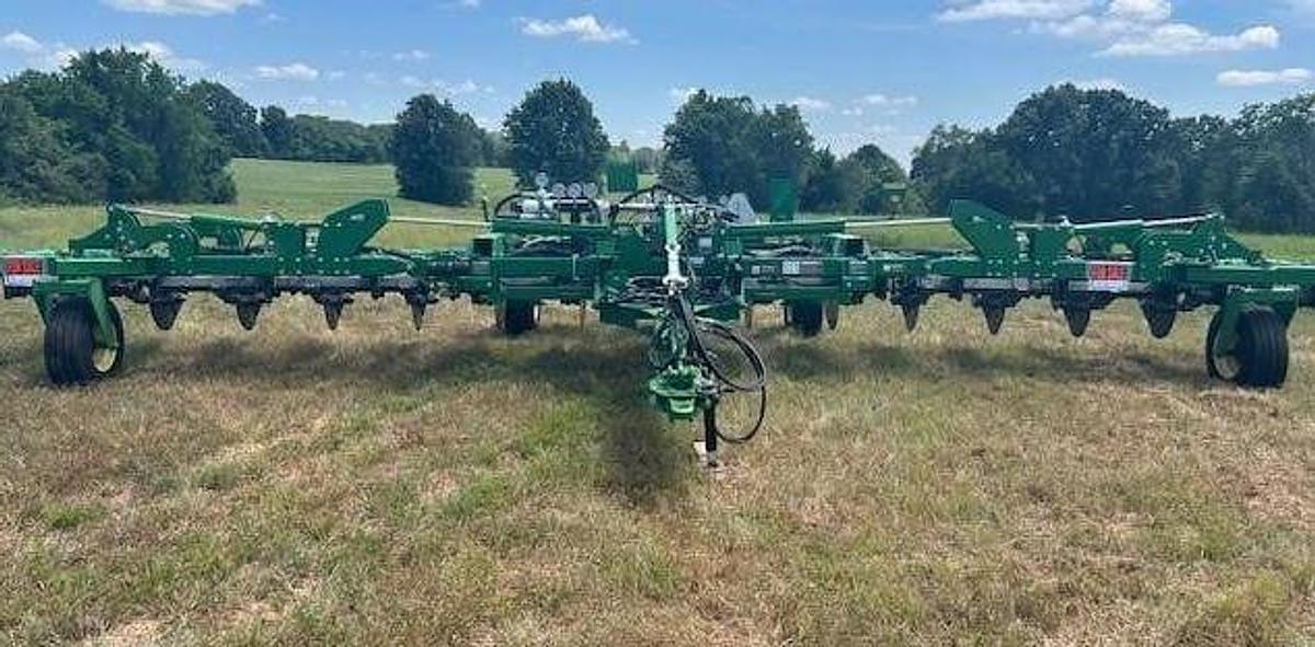 Used 2011 JOHN DEERE 2510H Fertilizer Applicator