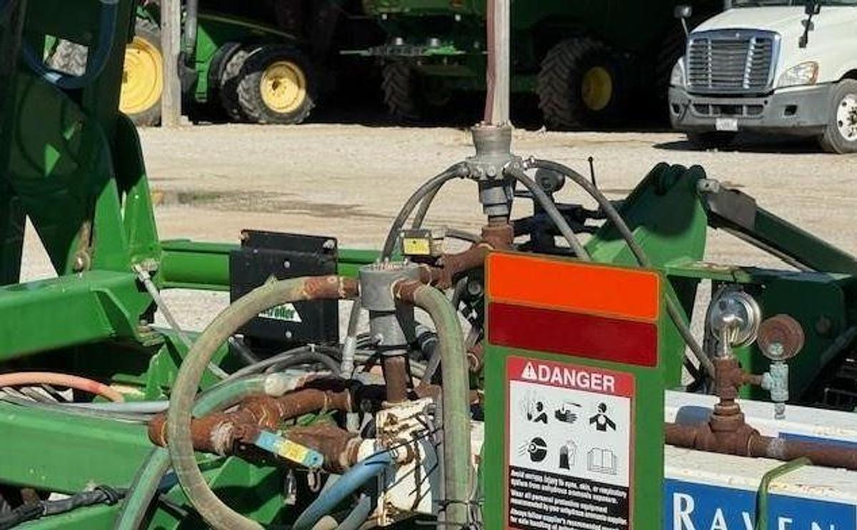 Used 2009 JOHN DEERE 2510H Fertilizer