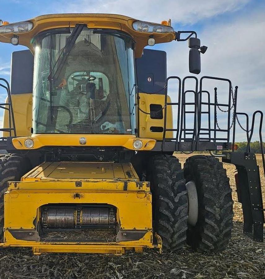 Used 2008 NEW HOLLAND CR9060 Combine