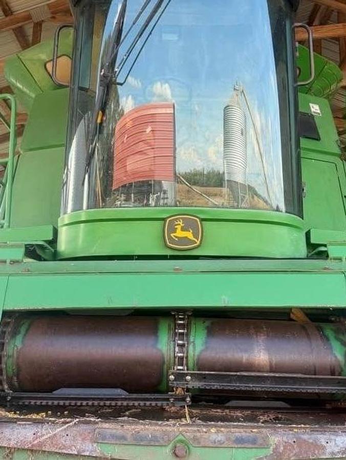 Used 2007 John Deere 9760 STS Combine with 893 Corn Head
