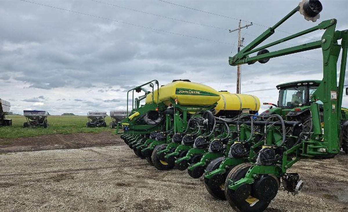 Used 2009 JOHN DEERE 1770NT Planter