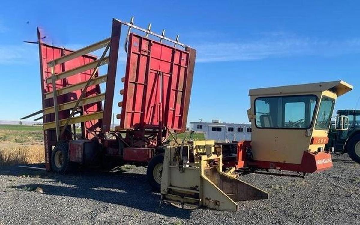 Used 1985 New Holland 1068 Bale Accumulator