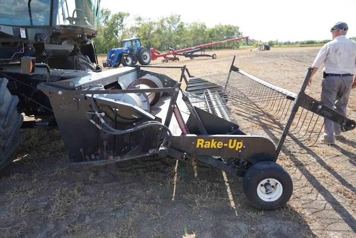 Used 2005 Gleaner R65 Combine