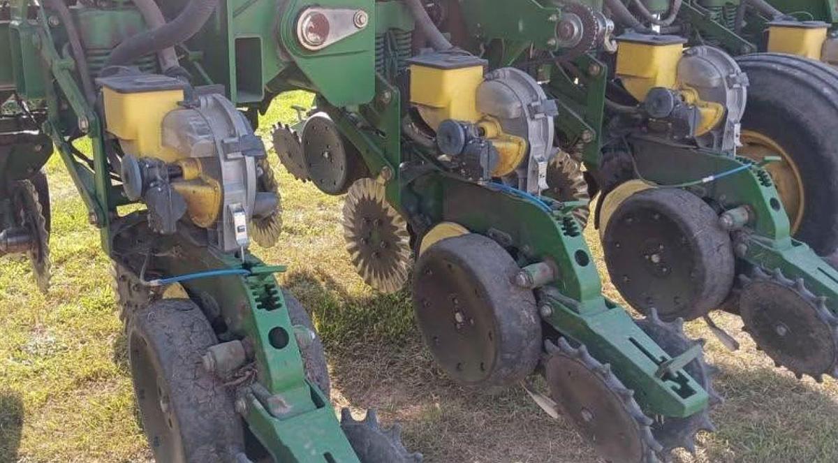 Used 2004 JOHN DEERE 1790 Planter