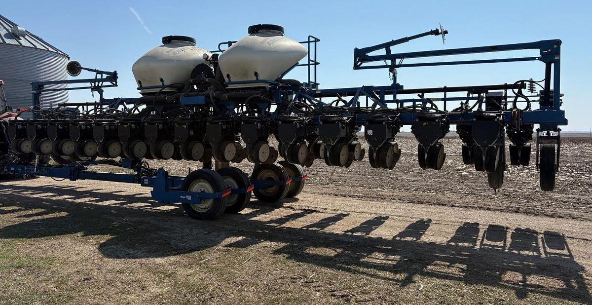 Used 2011 Kinze 3600ASD Planter