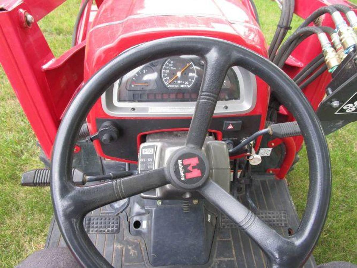 Used 2005 Mahindra 3510 with Loader