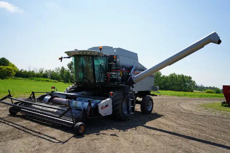 2005 Gleaner R65