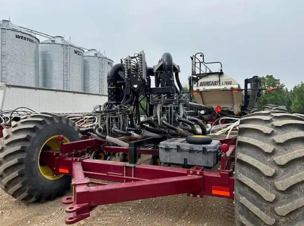 Used 2015 Bourgault L7800 with Seedhawk 6510 Toolbar