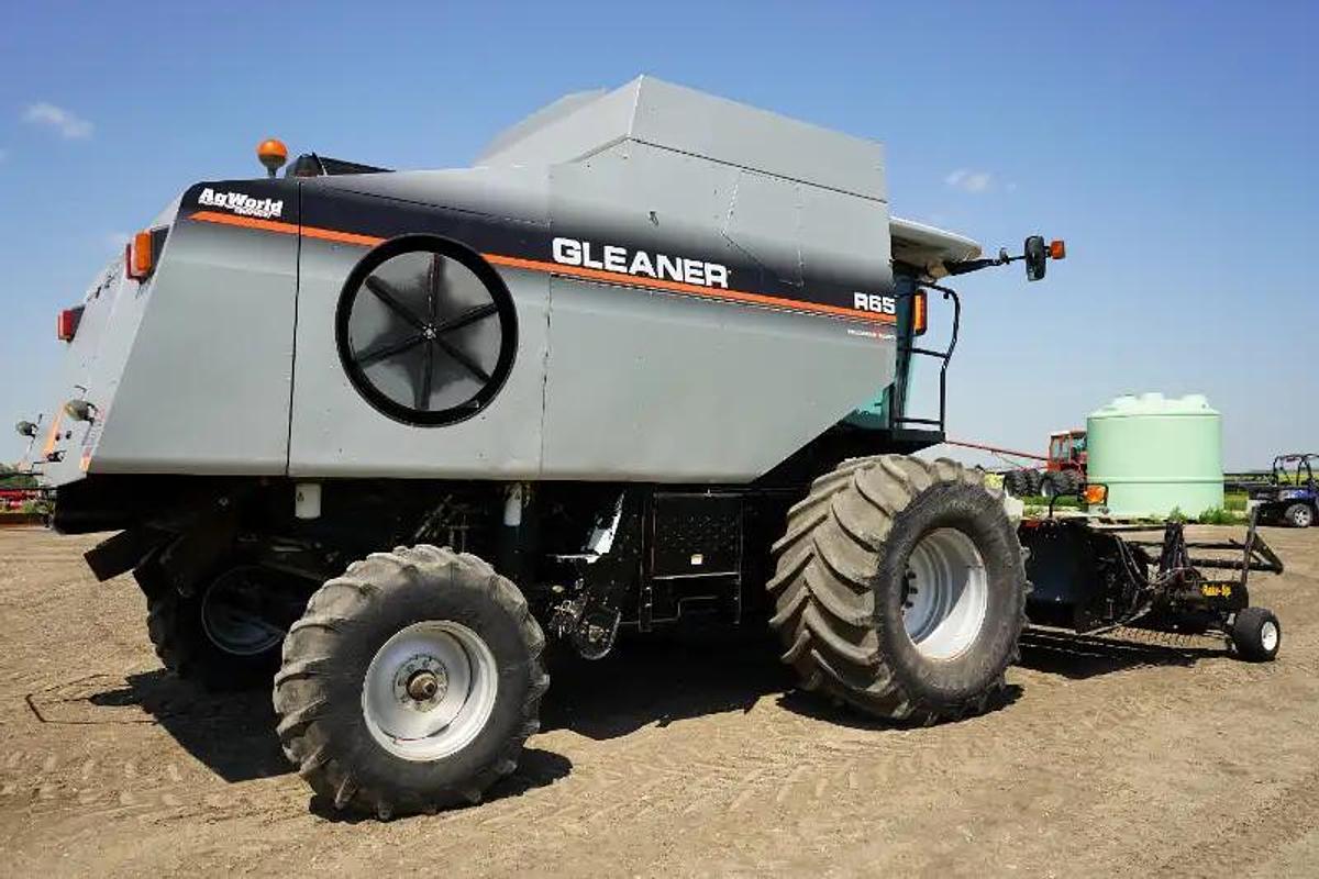 Used 2005 Gleaner R65 Combine