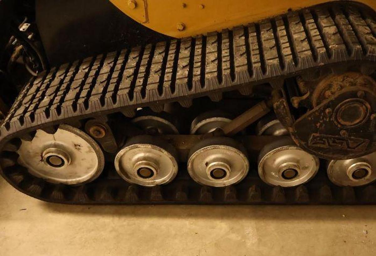 Used 2005 CATERPILLAR 247B