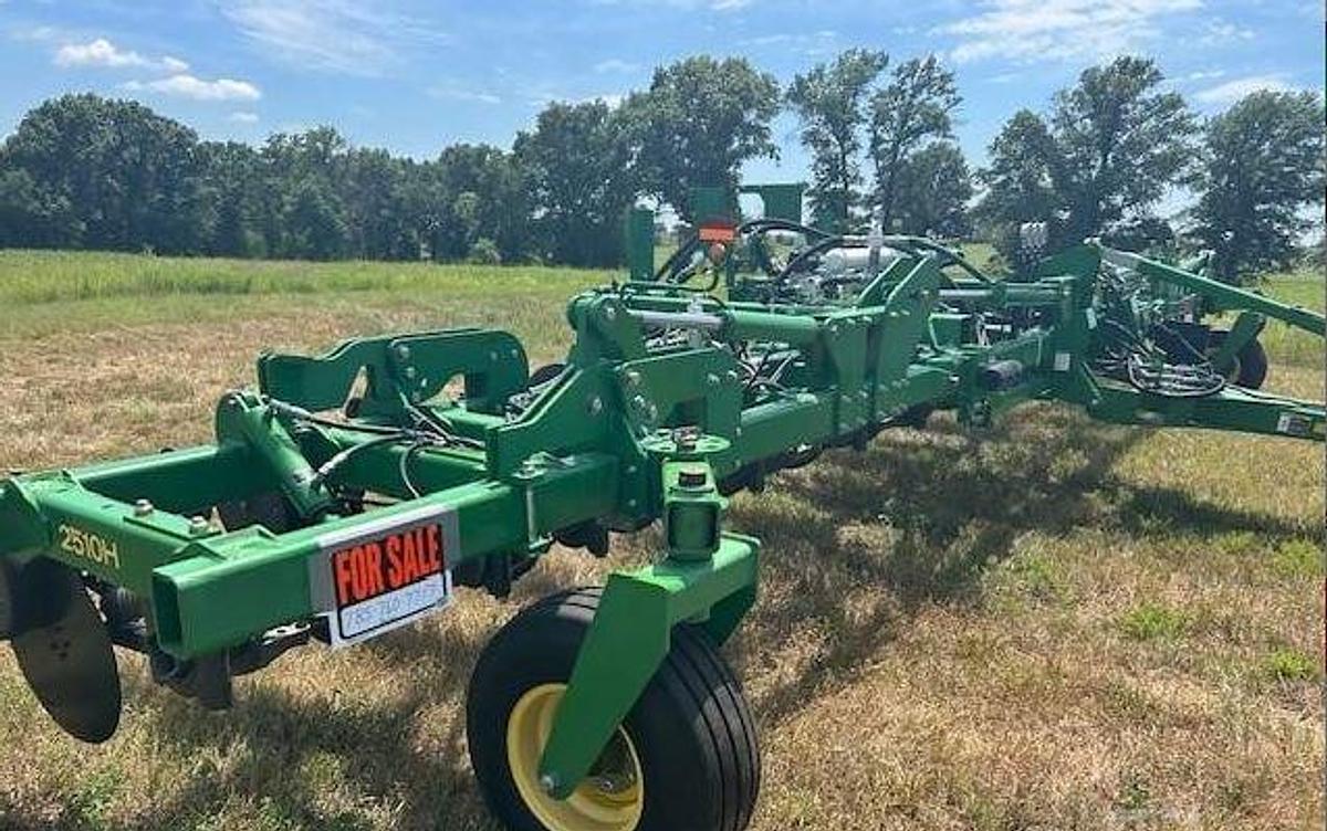 Used 2011 JOHN DEERE 2510H Fertilizer Applicator