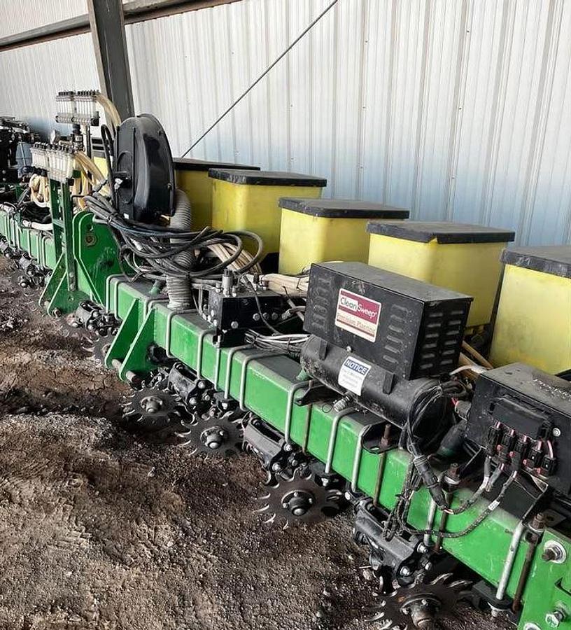 Used 2020 JOHN DEERE DR12 Planter