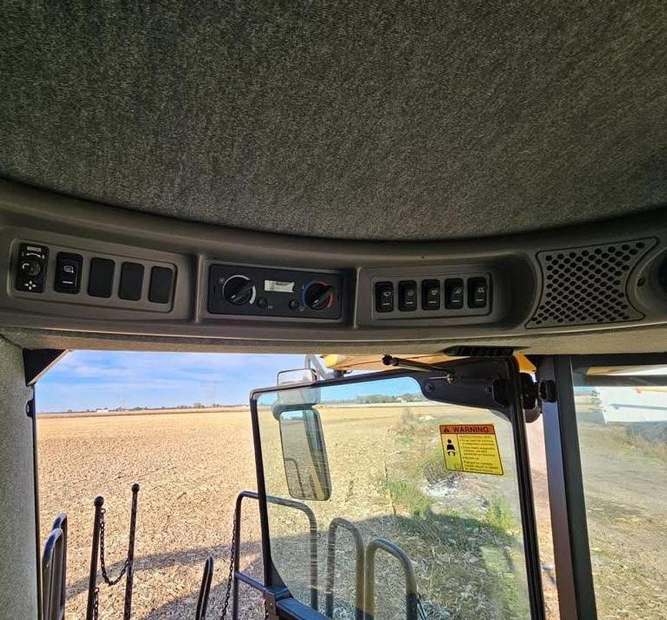 Used 2008 NEW HOLLAND CR9060 Combine