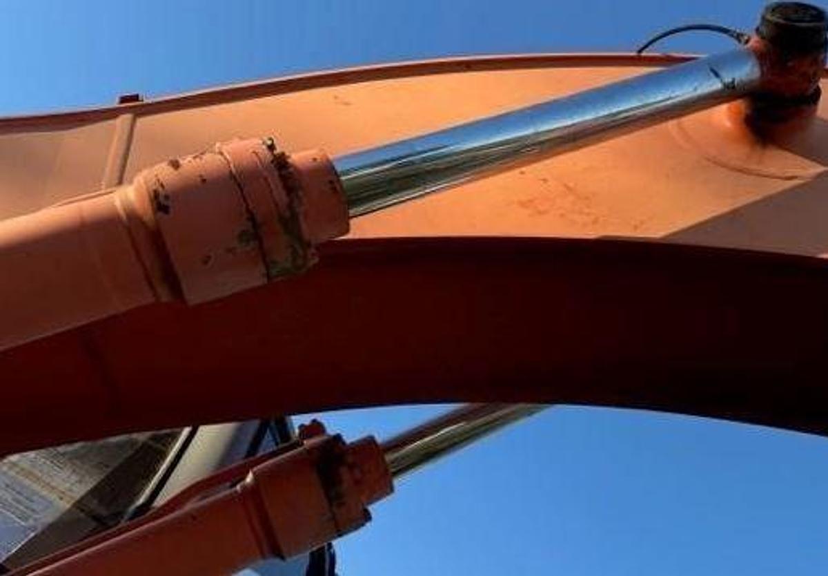 Used 2006 HITACHI EX200 LC Excavator