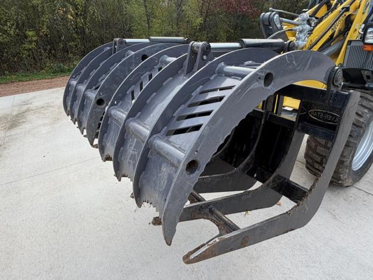 Used 2004 WACKER NEUSON Wheel Loader + Attachment