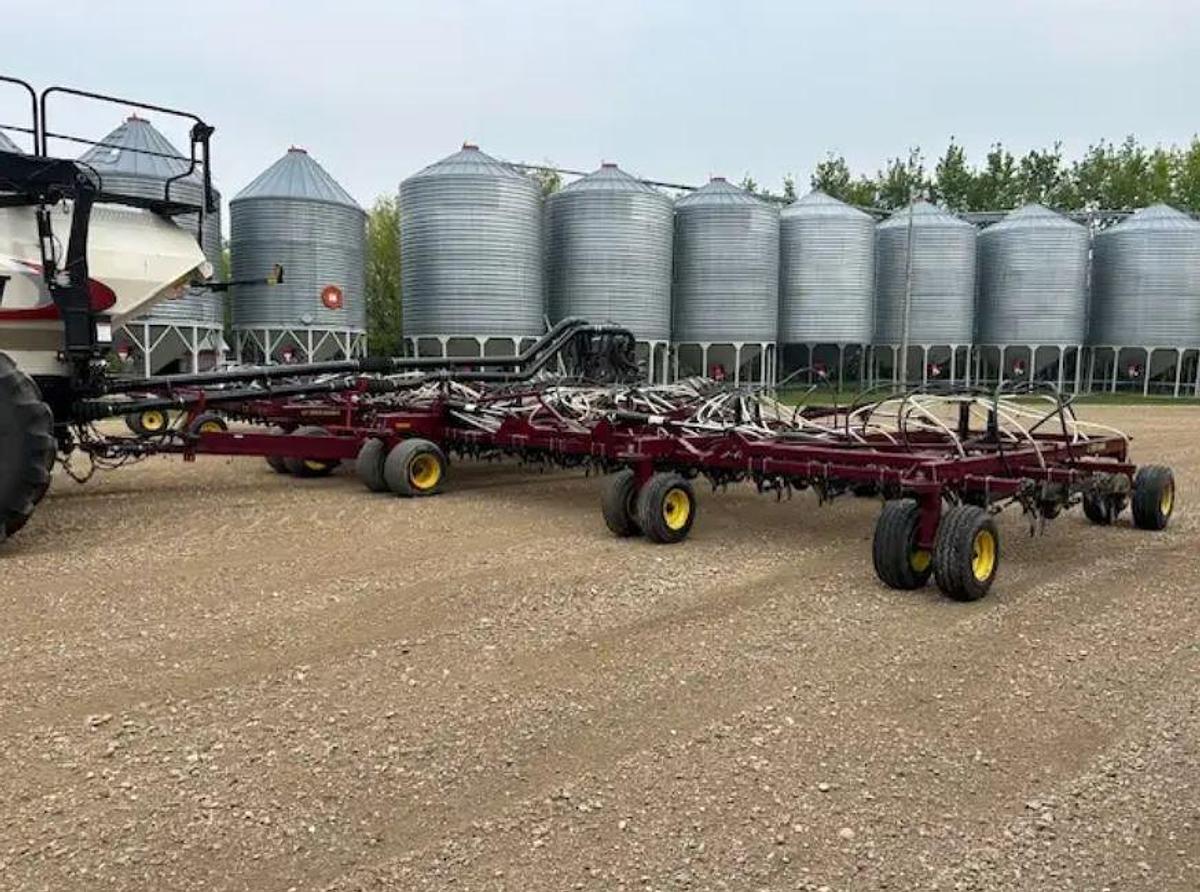 Used 2015 Bourgault L7800 with Seedhawk 6510 Toolbar