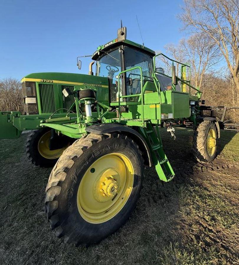 Used 2000 John Deere 4700