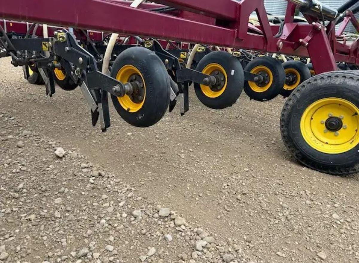 Used 2015 Bourgault L7800 with Seedhawk 6510 Toolbar