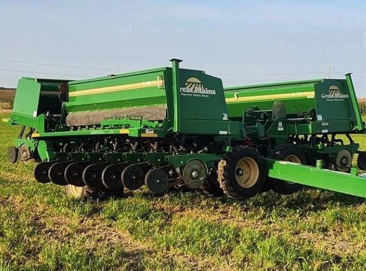 Used 2017 GREAT PLAINS 3S3000HD Grain Drill
