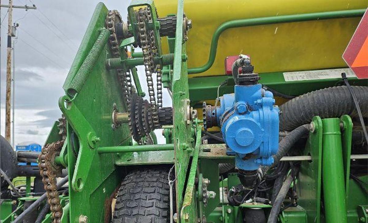 Used 2009 JOHN DEERE 1770NT Planter