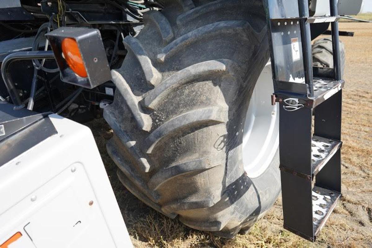 Used 2005 Gleaner R65 Combine