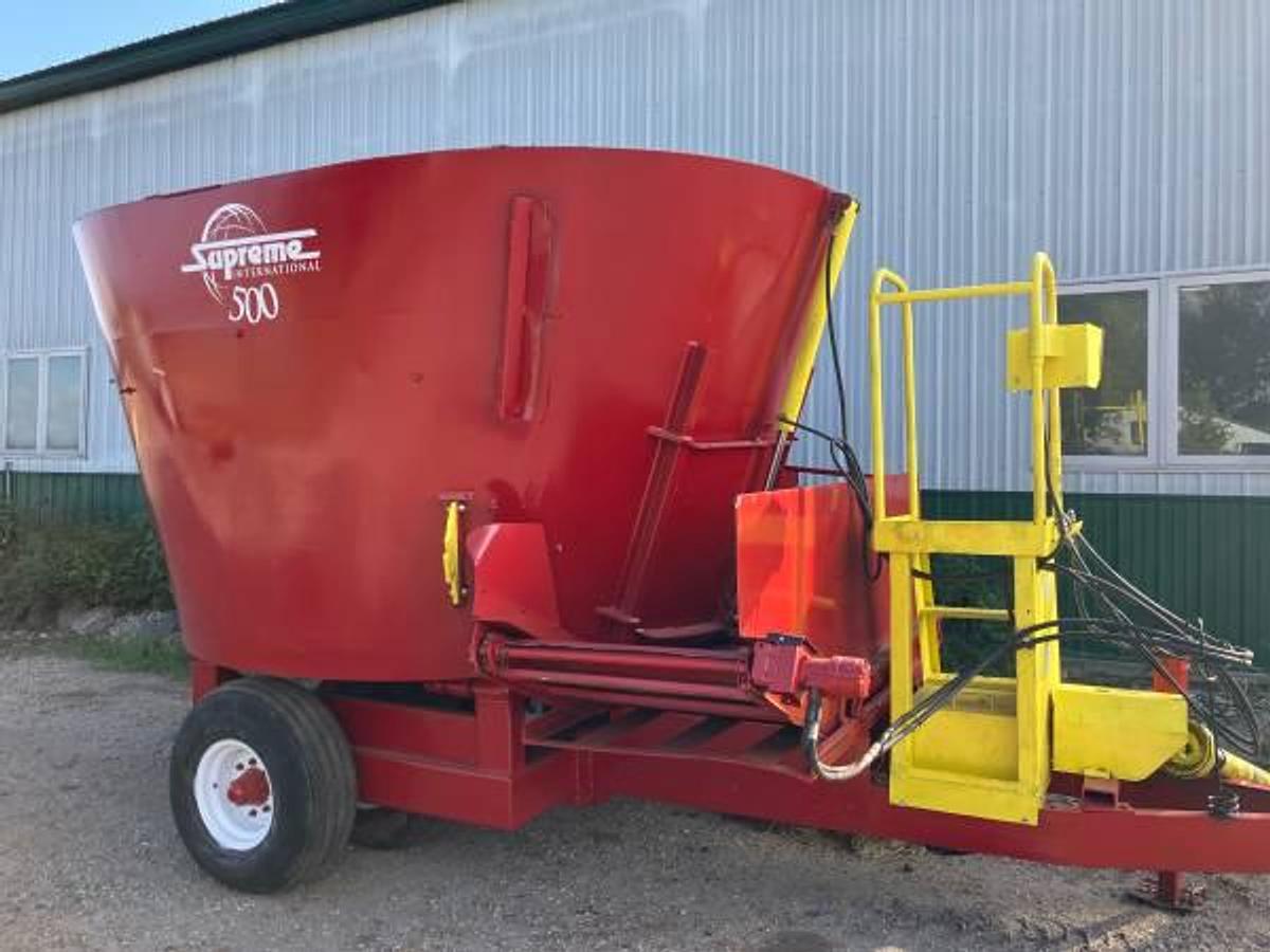 Used 1995 Supreme TMR 500 Series Mixer Wagon