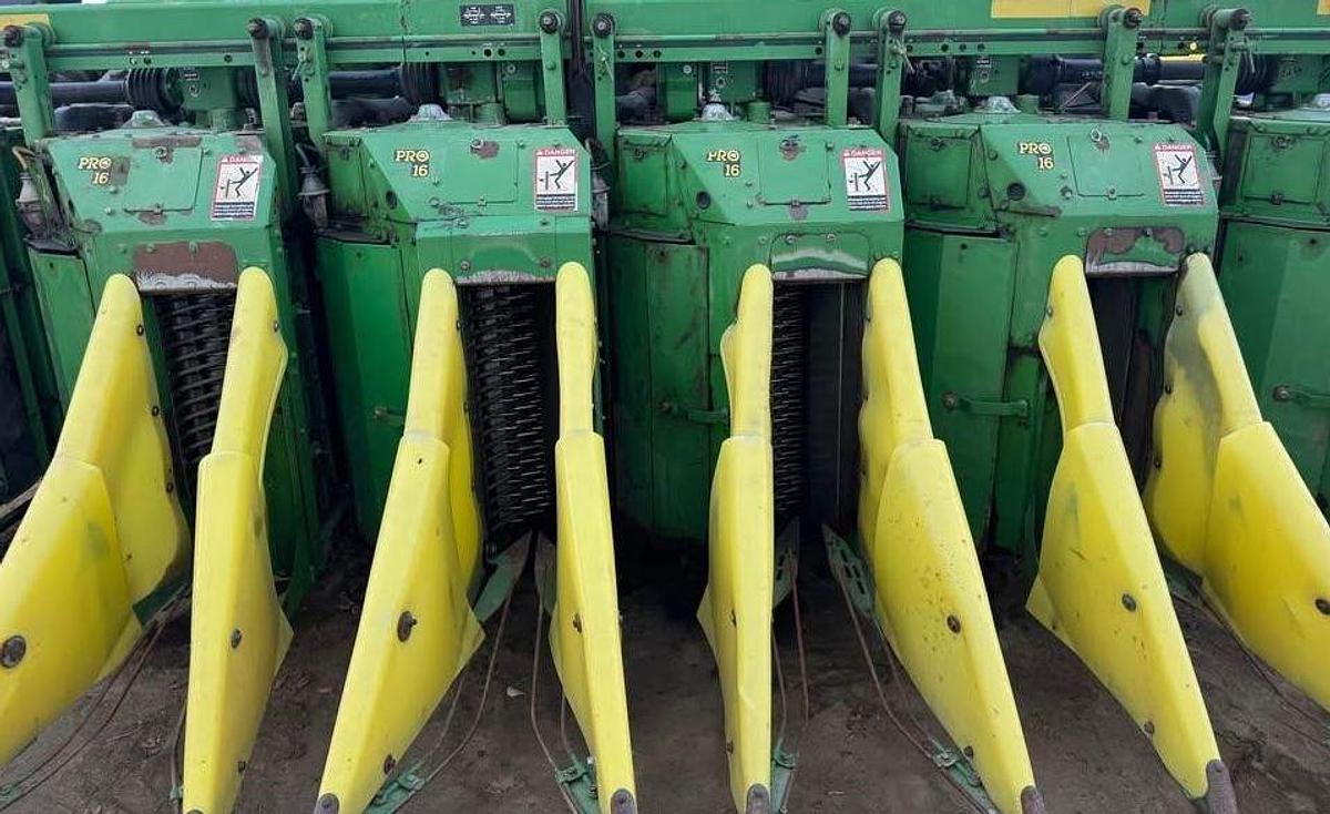 Used 2011 JOHN DEERE 7760 Harvester