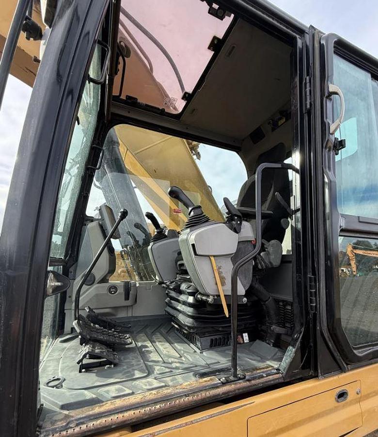 Used 2017 CATERPILLAR 335F LCR