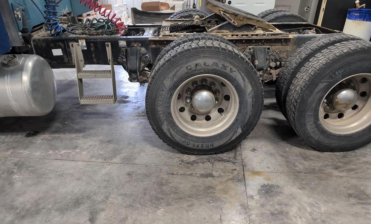 Used 2006 Peterbilt 379EXHD Sleeper Semi Truck