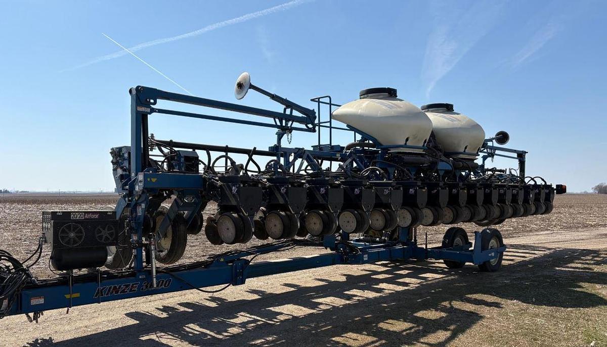 Used 2011 Kinze 3600ASD Planter