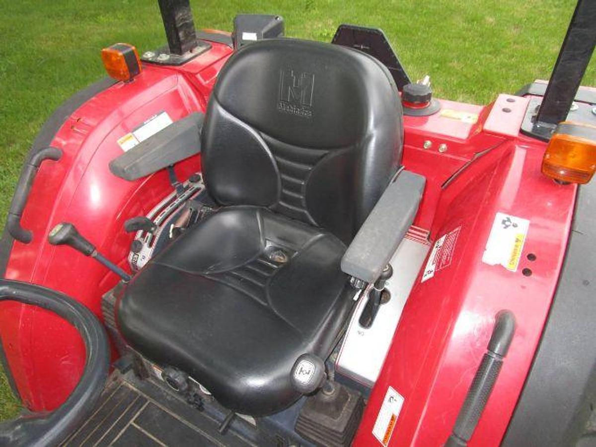 Used 2005 Mahindra 3510 with Loader