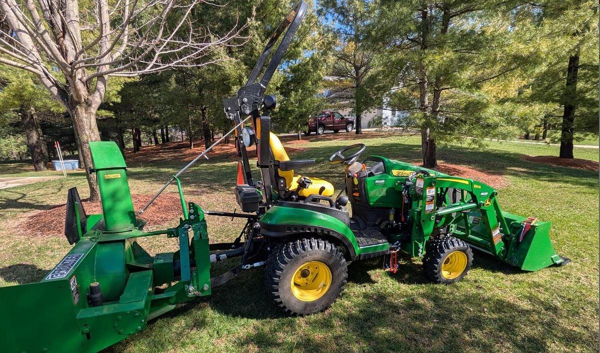 Used 2022 JOHN DEERE 1025R