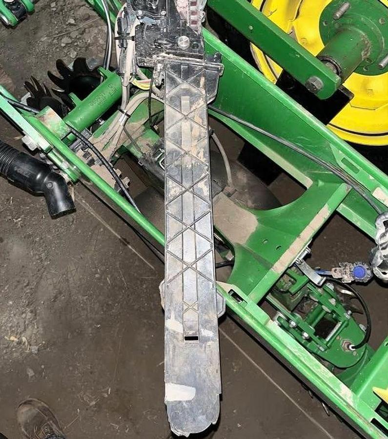 Used JOHN DEERE 1720 Planter