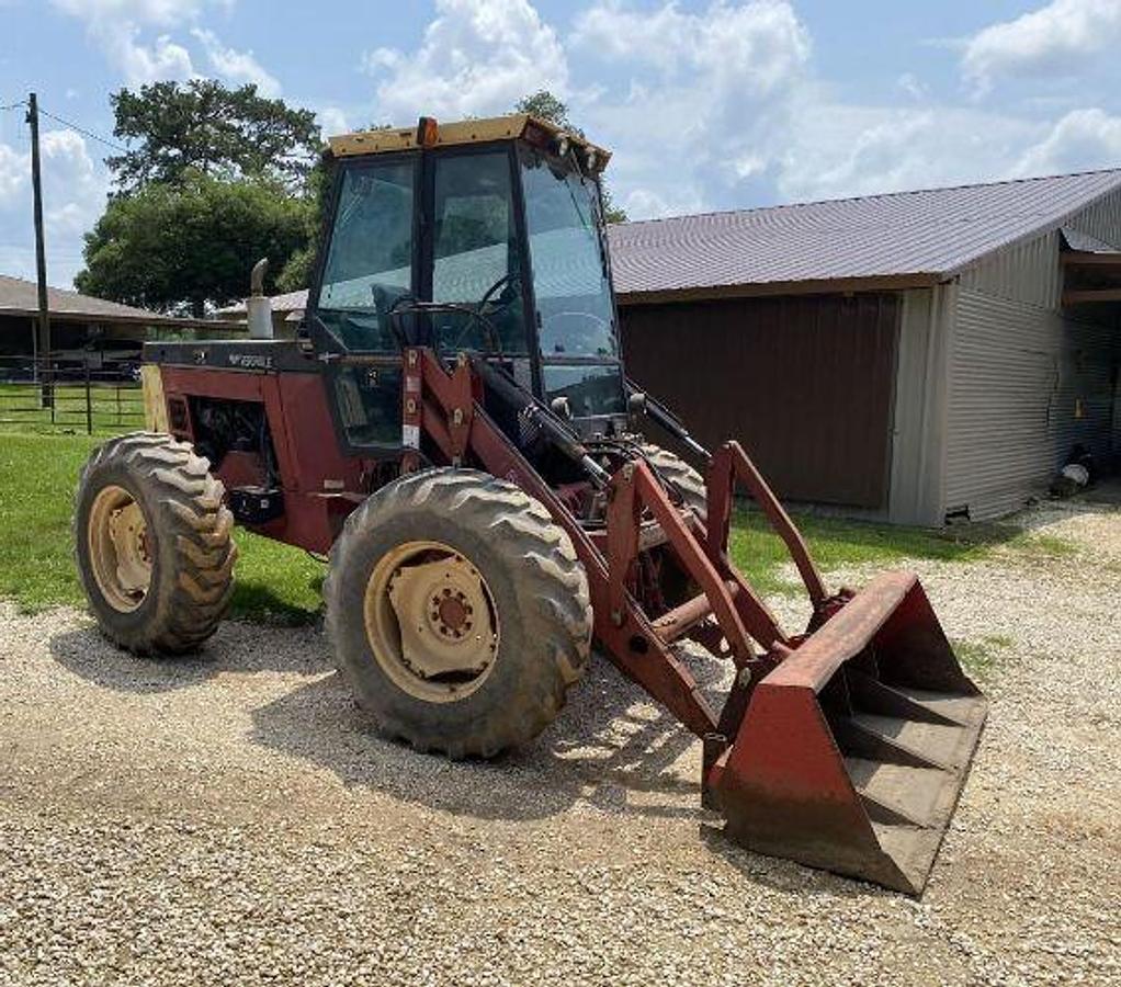 Used 1988 VERSATILE 276