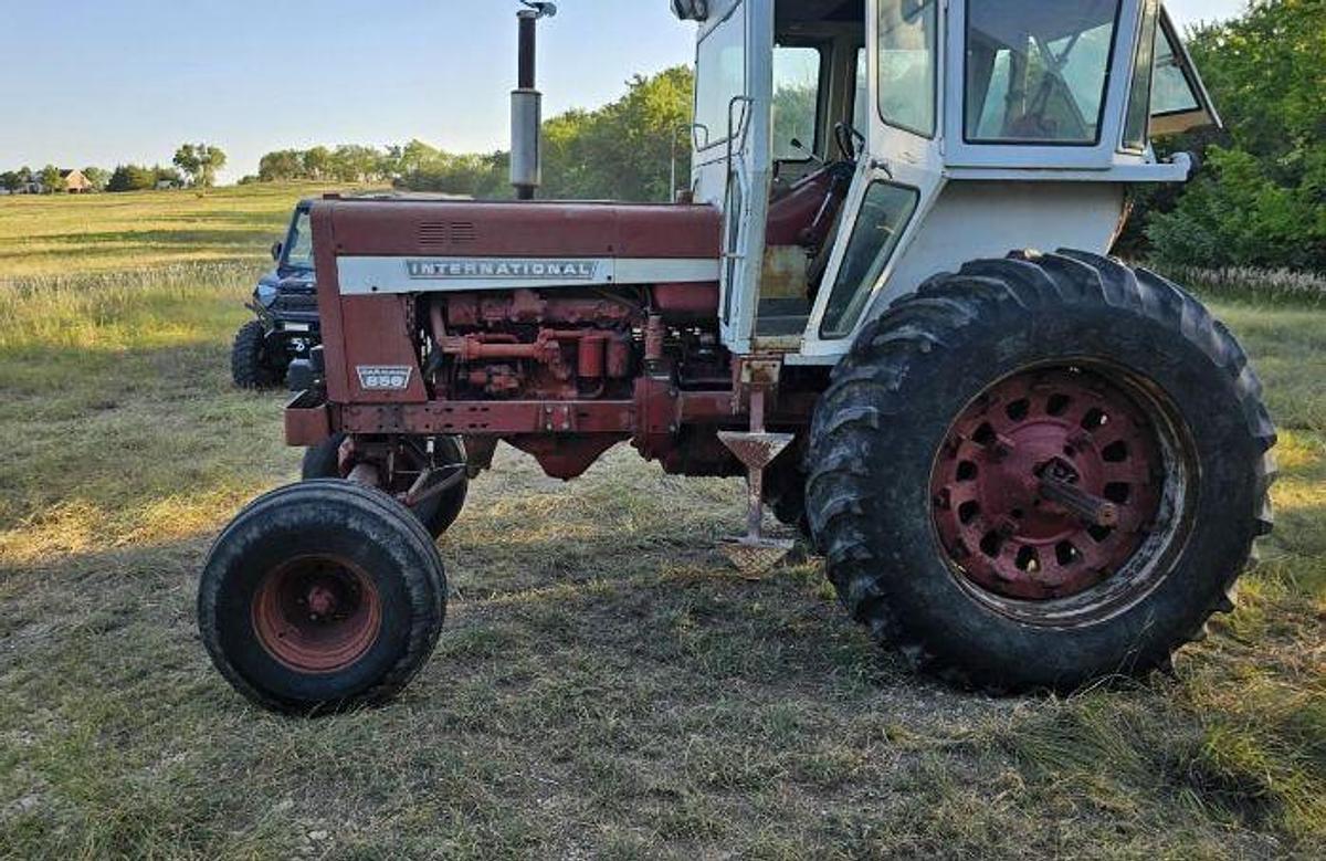Used 1968 INTERNATIONAL 856 Custom