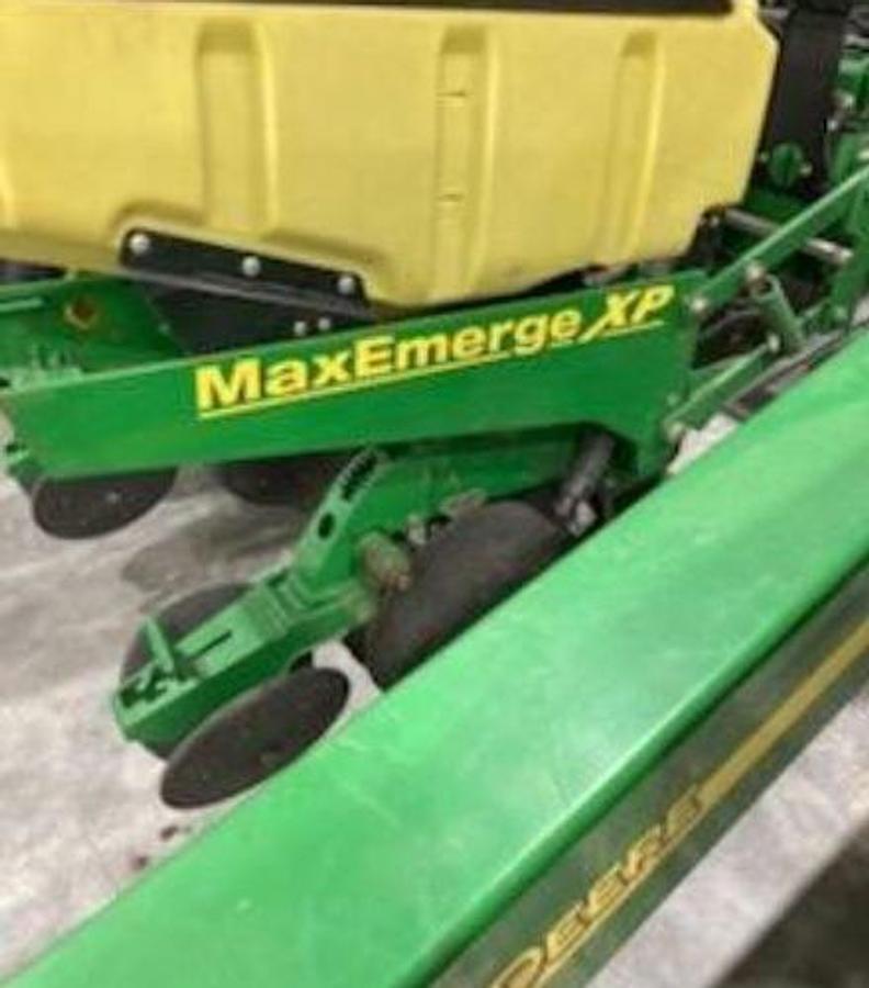 Used 2010 JOHN DEERE 1760 MaxEmerge XP Vac Planter