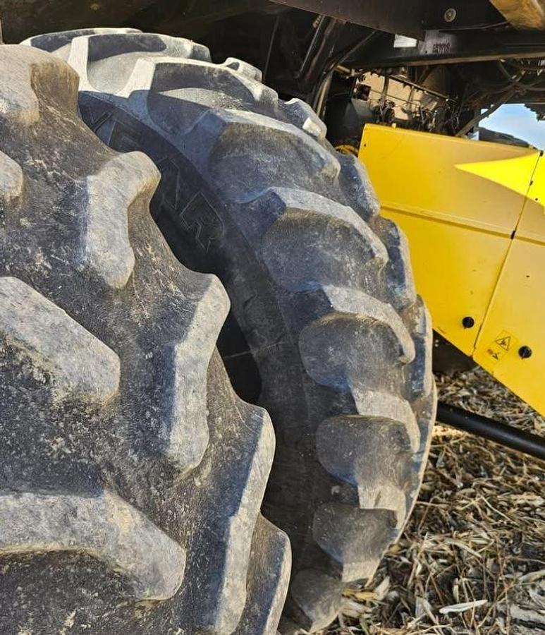 Used 2008 NEW HOLLAND CR9060 Combine