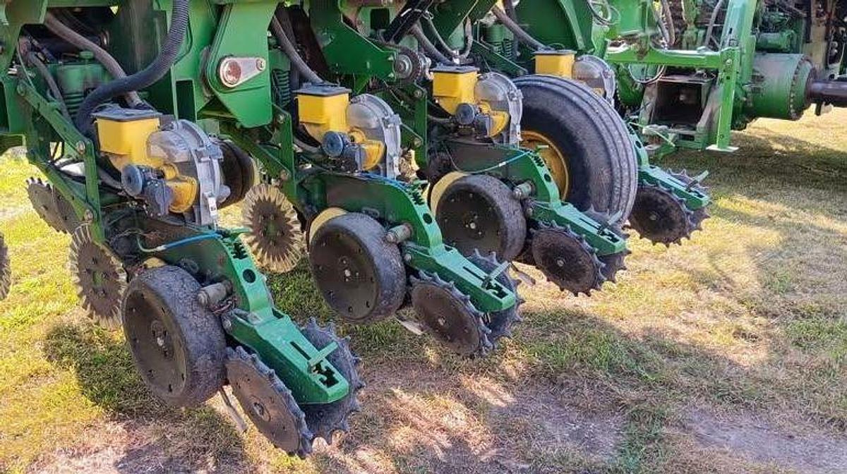 Used 2004 JOHN DEERE 1790 Planter