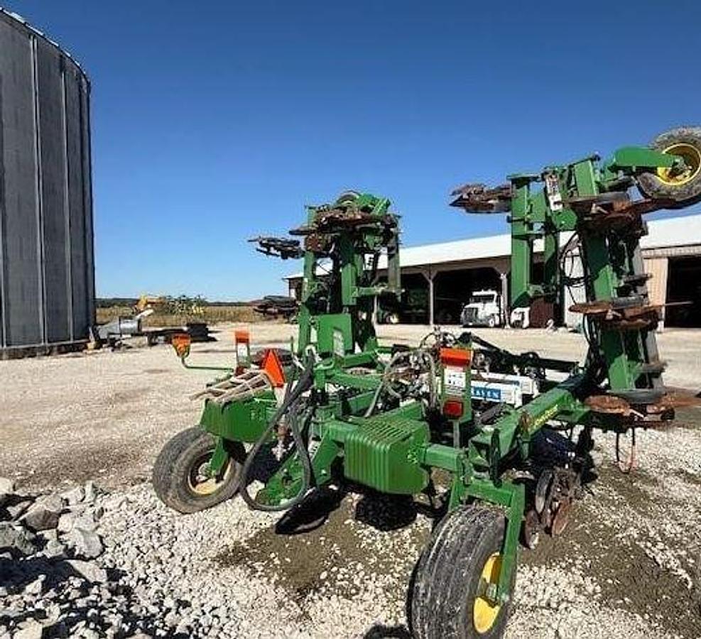 Used 2009 JOHN DEERE 2510H Fertilizer