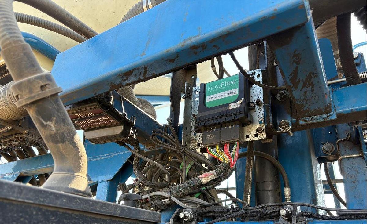 Used 2011 Kinze 3600ASD Planter