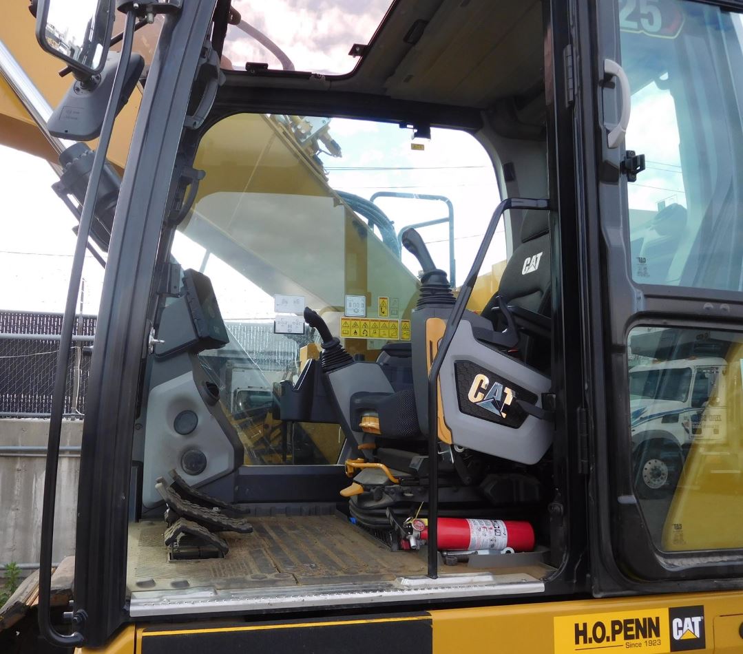 Used 2022 CATERPILLAR 325FL