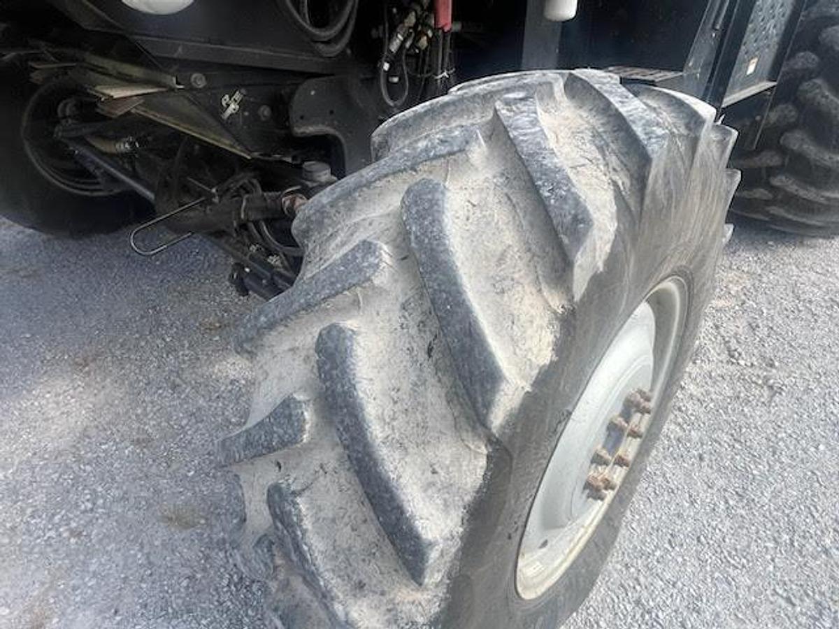 Used 2005 Gleaner R65 Combine