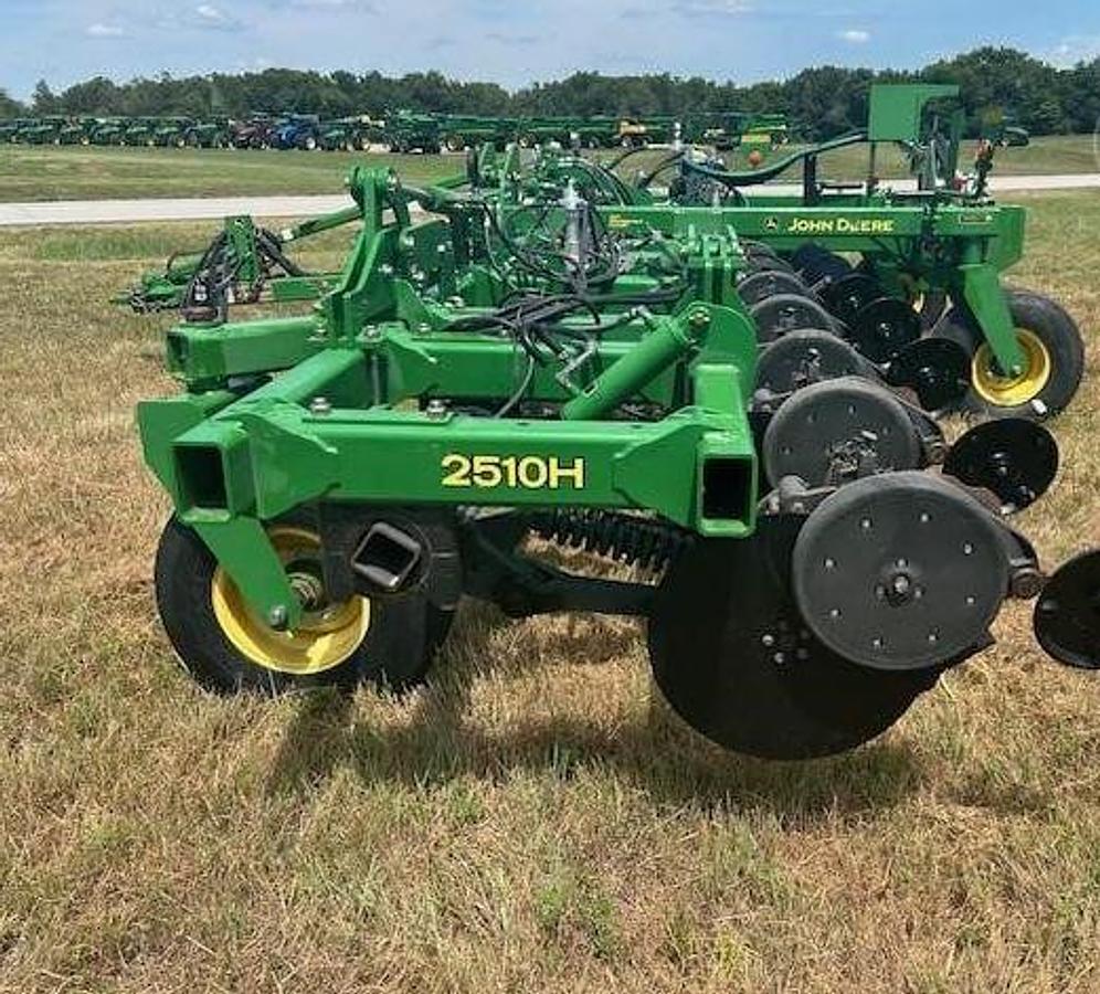 Used 2011 JOHN DEERE 2510H Fertilizer Applicator