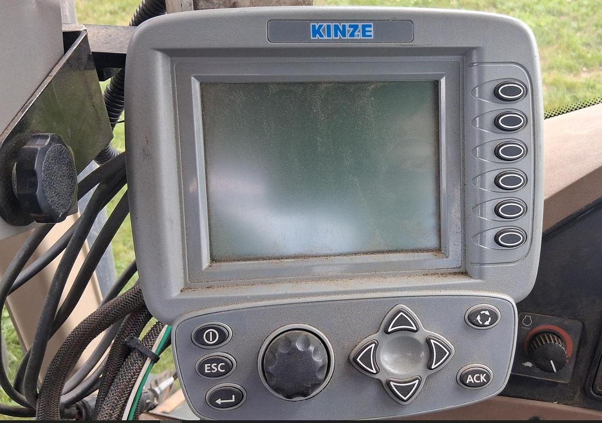 Used 2009 Kinze 3600 Planter