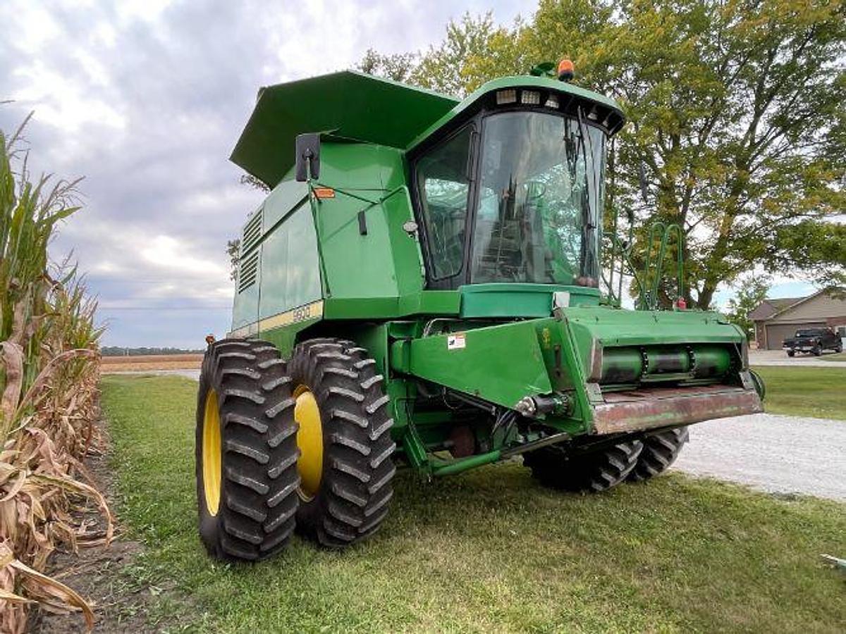 Used 2000 JOHN DEERE 9600 Combine