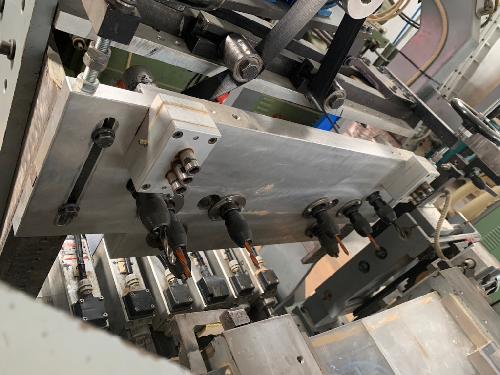 Ricondizionato Mortasatrice automatica Comec, con caricatore, per elementi di lettini per bambini