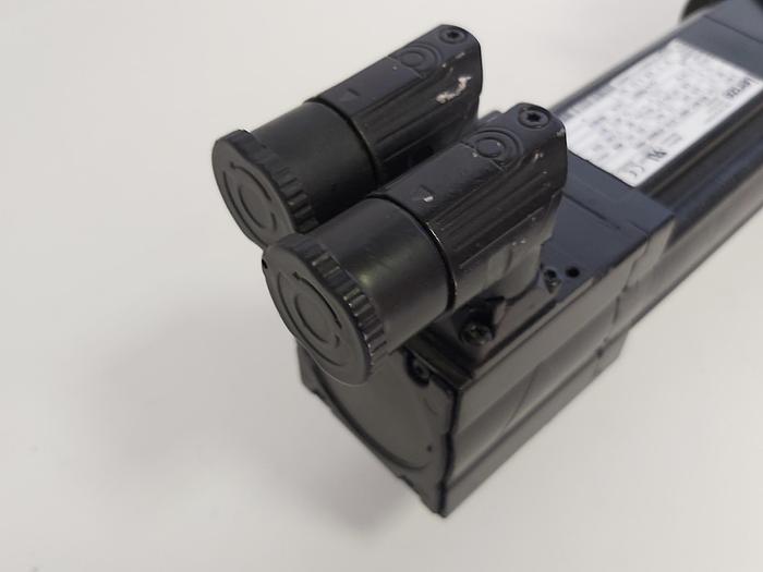 Servomotor + Getriebe, MCS 06I41-RS0P1-B11N-ST5S00N-R0SU + GKS04-3S, Lenze neuwertig