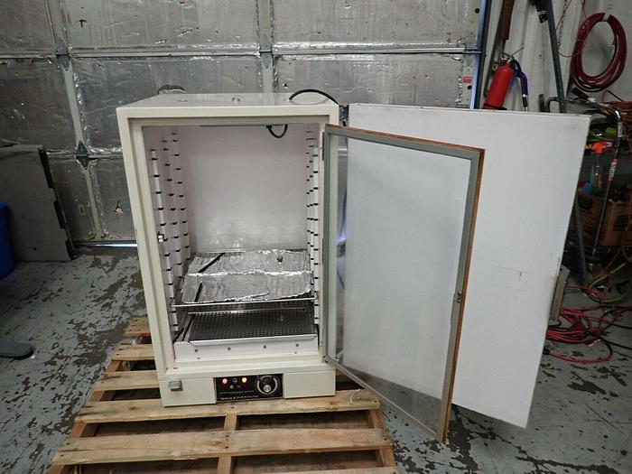 Used Blue M Model 200A Dry Type Bacteriological Incubator Gravity Convection
