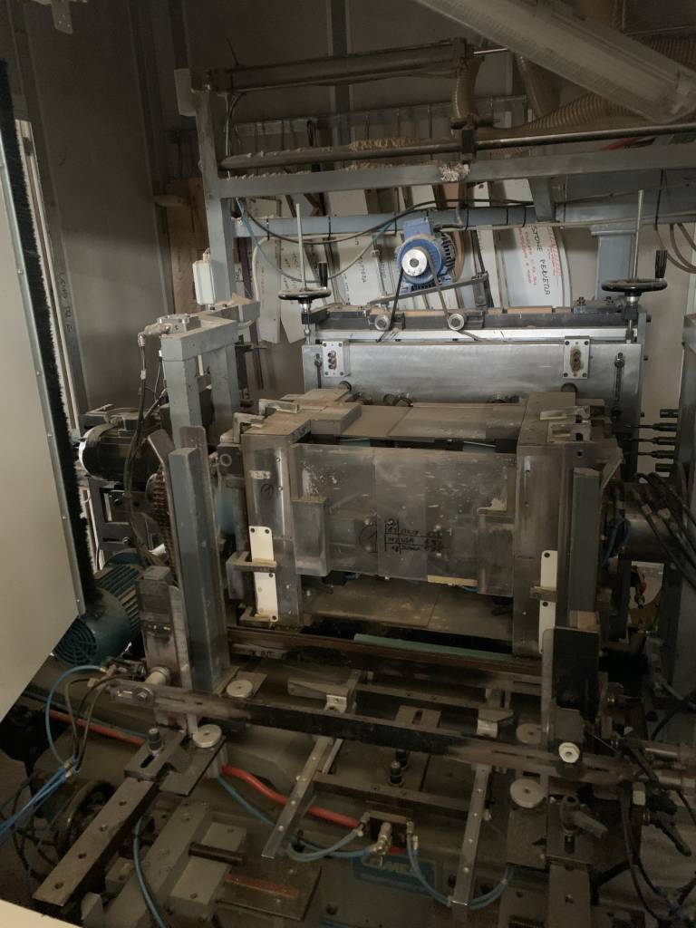 Ricondizionato Mortasatrice automatica Comec, con caricatore, per elementi di lettini per bambini